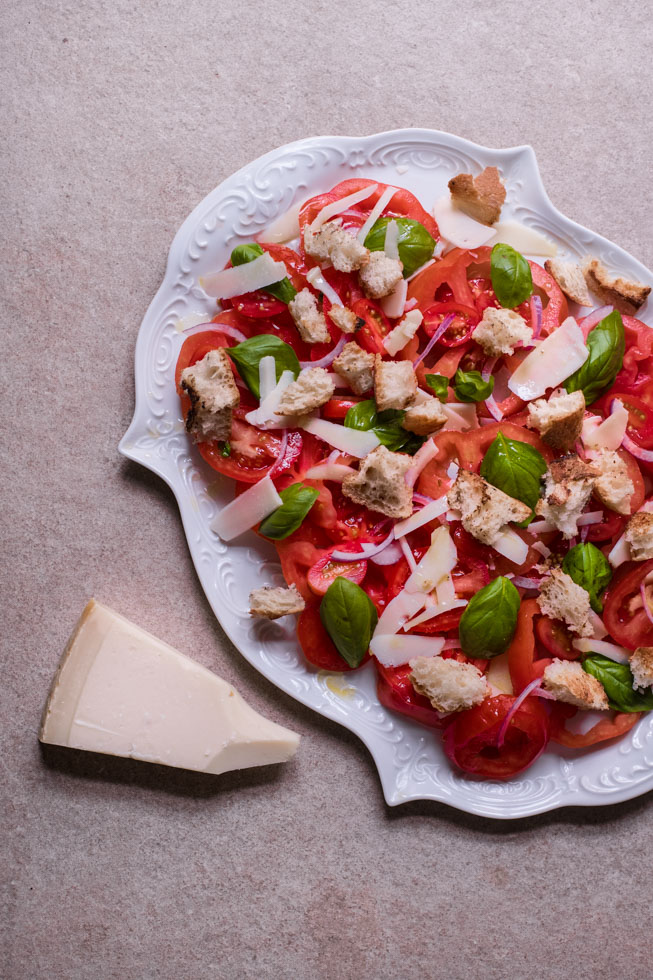 Tomatensalat mit geröstetem Brot | FREE MINDED FOLKS